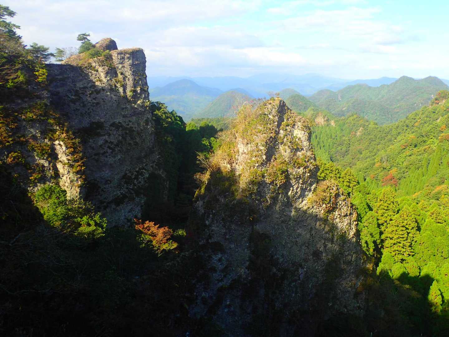 あの岩の上に登れたらすごいでしょうね


もちろん 左側の方ですよ