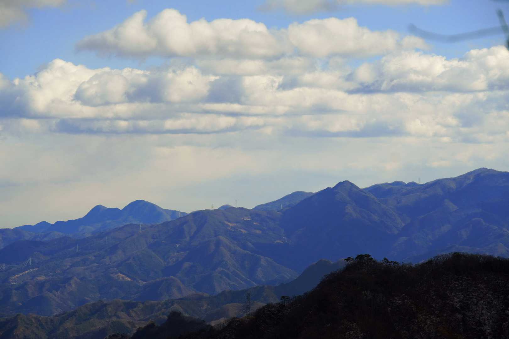 南東には
東西御荷鉾山や赤久縄山・稲含山など！
