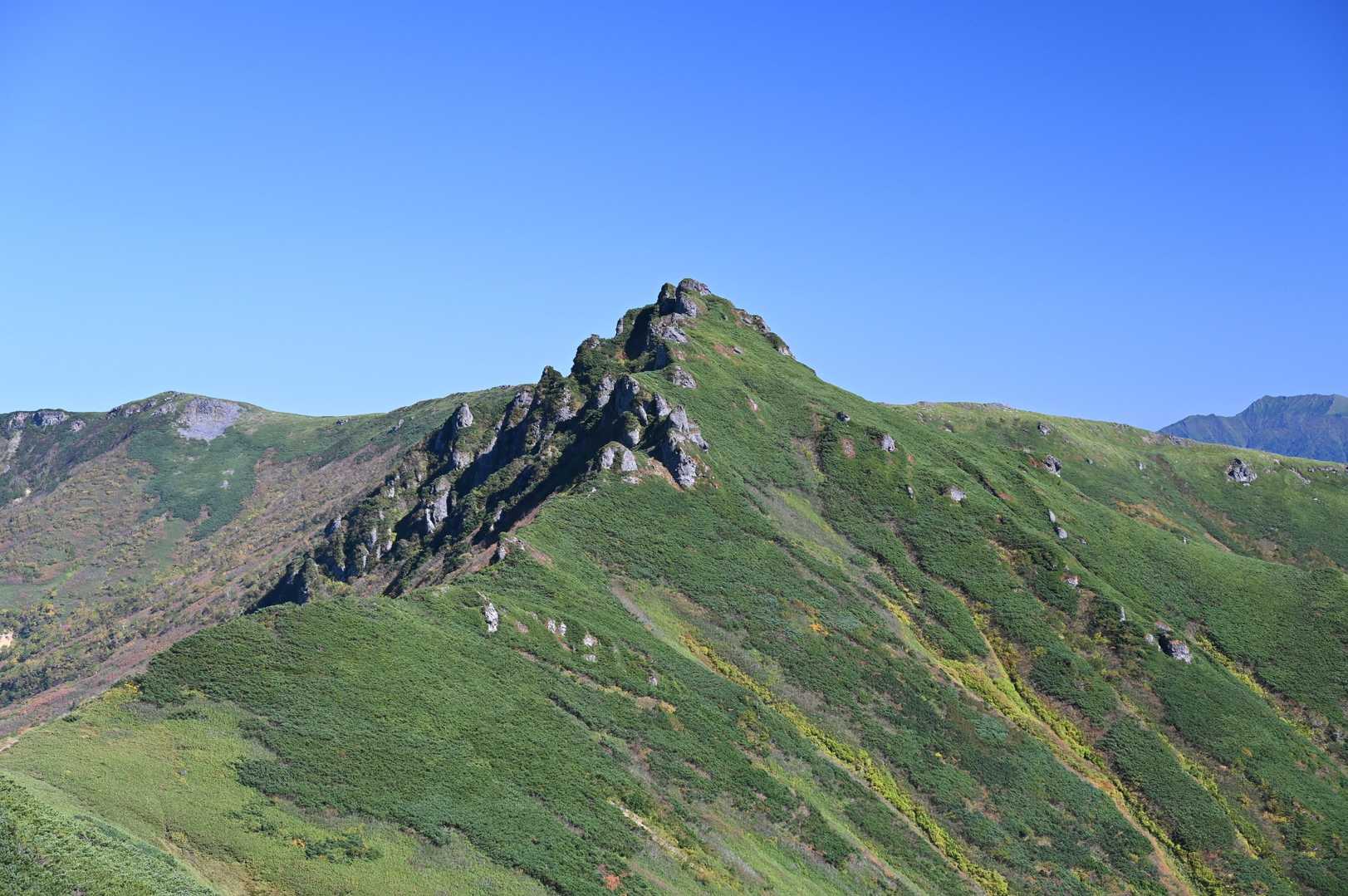 ニセイカウシュッペ山往復 | 切り立つ絶壁「大槍」を眺めながら細長い尾根を辿るの写真