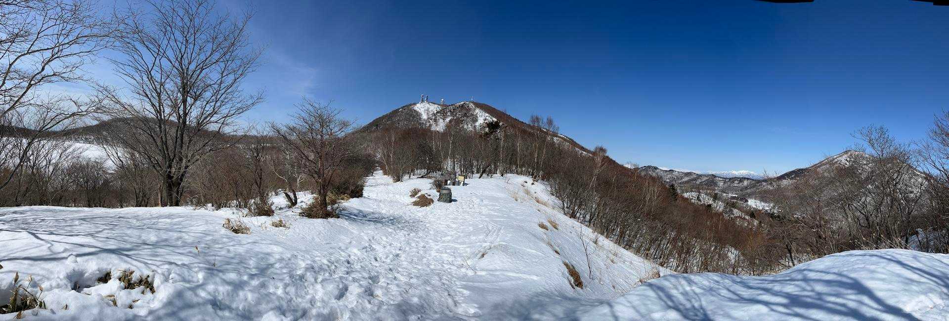 地蔵岳挟んで大沼と小沼が見られるポイント
