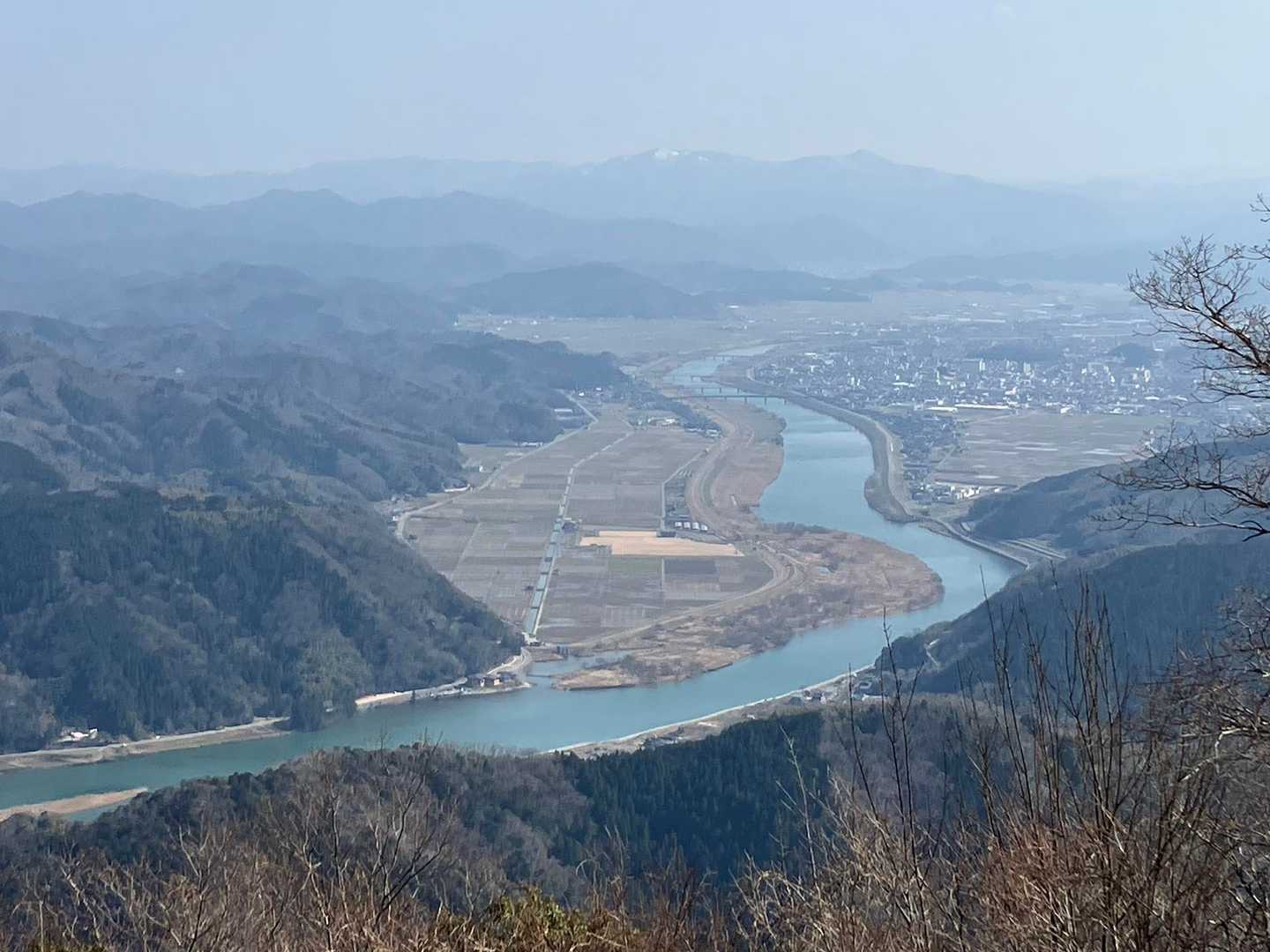とにかくいい天気☀️です。円山川と遠くに残雪の頂見えました。気温は18℃と暖かいです。