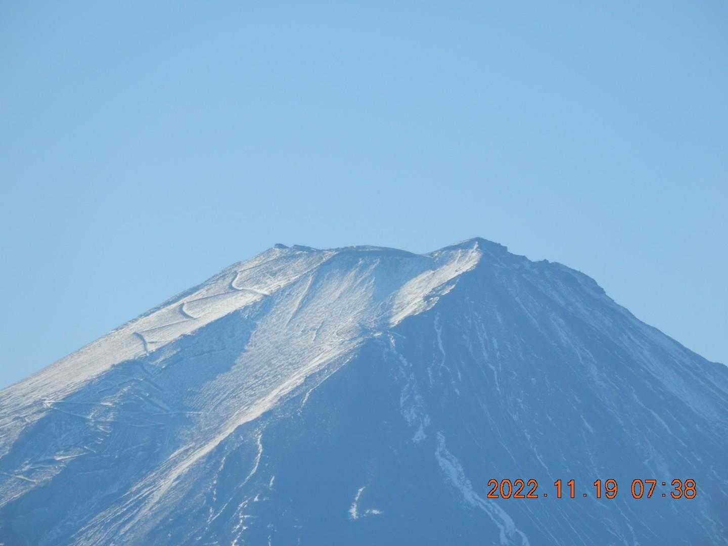 朝日を浴びた山頂
