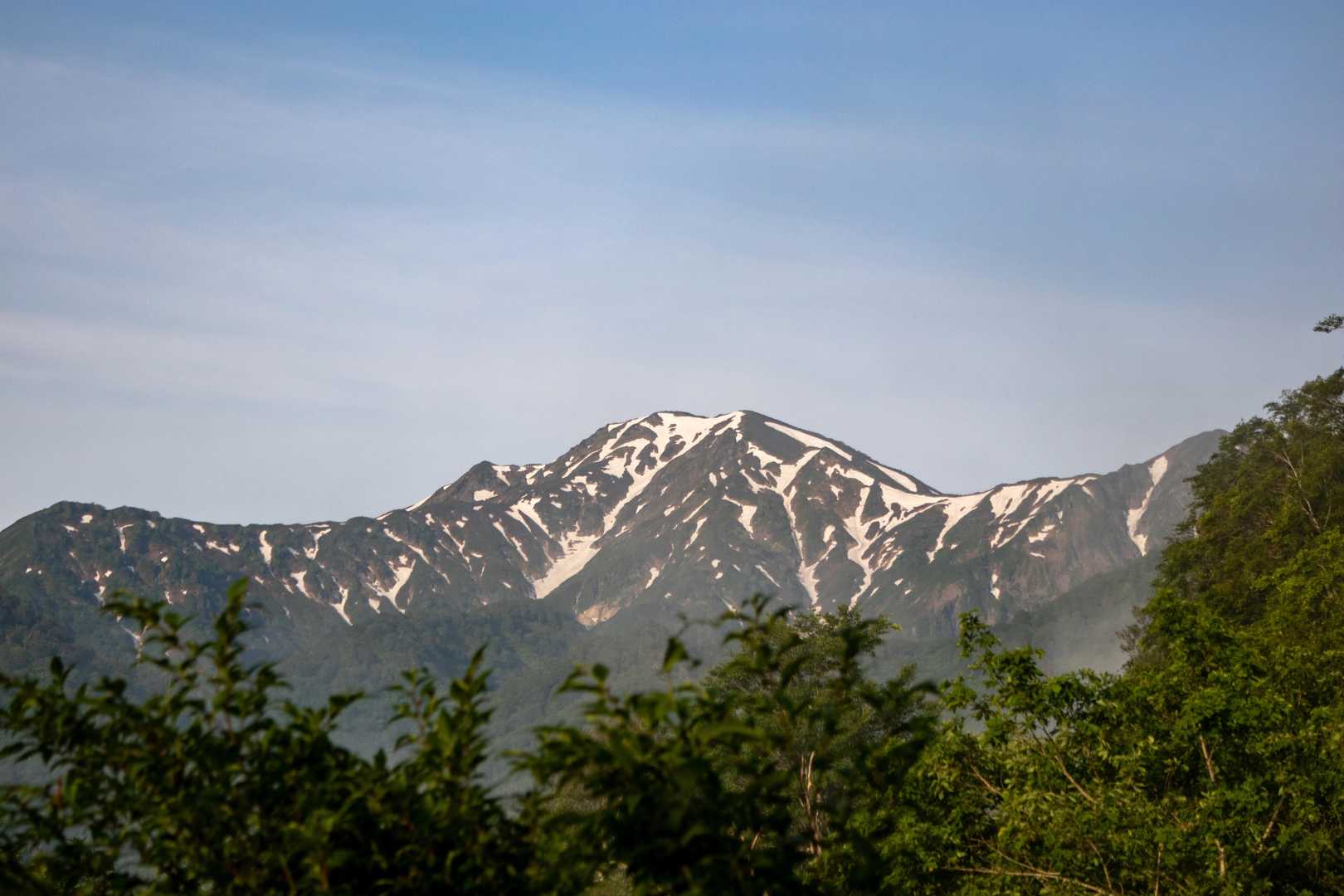 目指す越後駒ヶ岳。
コチラも山開き前。