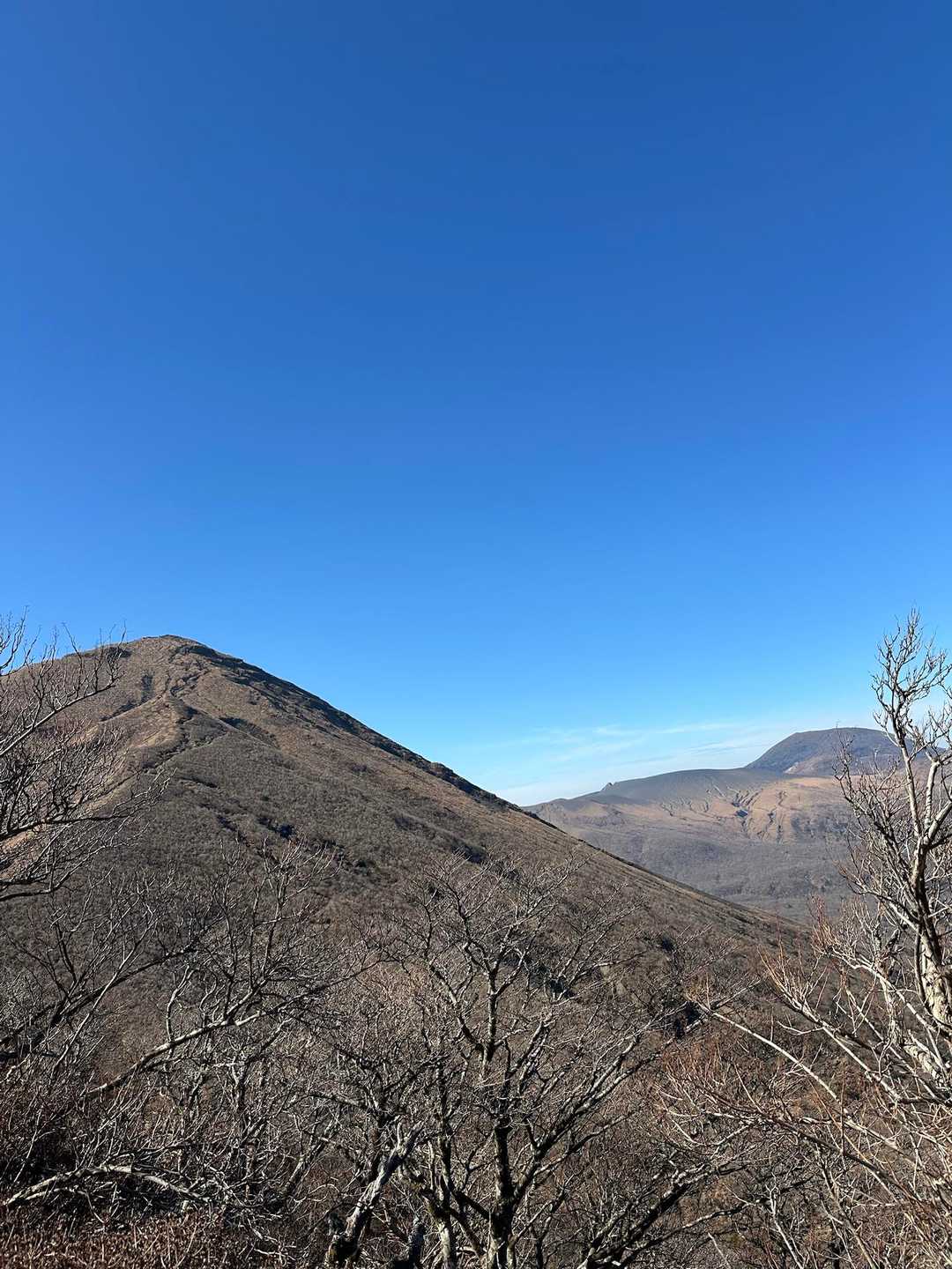絶景でした。
左は高千穂峰への稜線。
右にちょこっと見えるのは韓国岳です。
反対側には
御池、高隈山、桜島も見えました〜。
素晴らしい景色を観ながら、30分ほど休憩をとり、下山します。