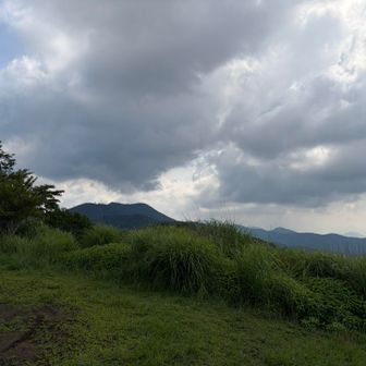 一番左の山が石割山のようです。登った山が見えるのは良いですね