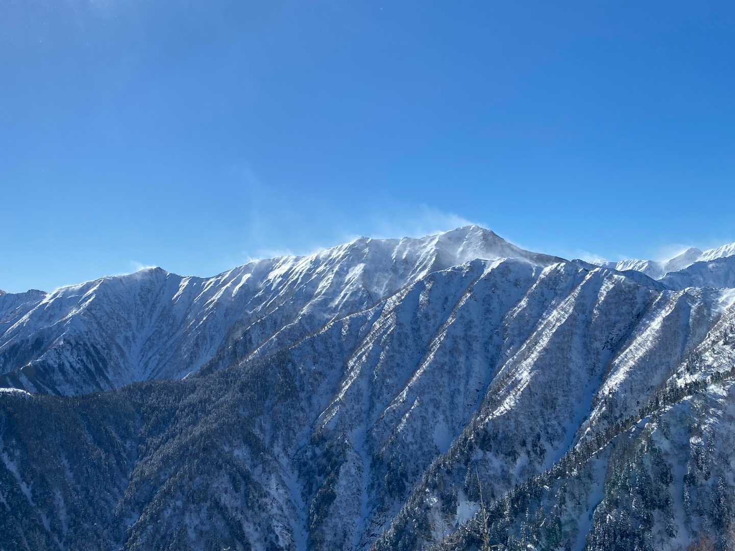 稜線は雪煙