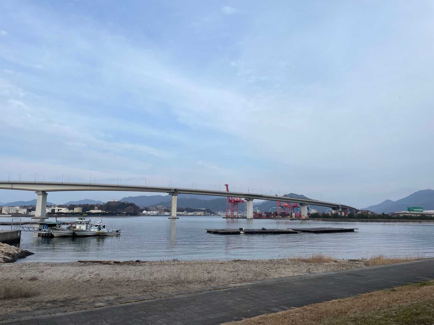 登山口近くのこの遊歩道？沿いに駐車スペースがあります。