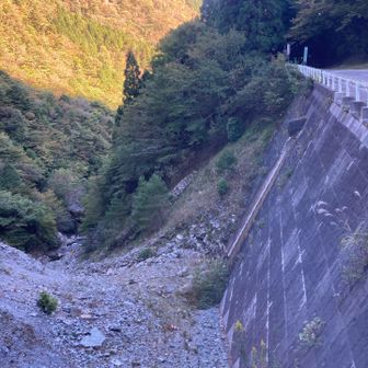 駐車場まで戻ってきました。
登山口から奥深いところで電波は稜線でるまで
入りません
