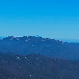焼石連峰の奥にうっすら頭を出してる岩手山😎