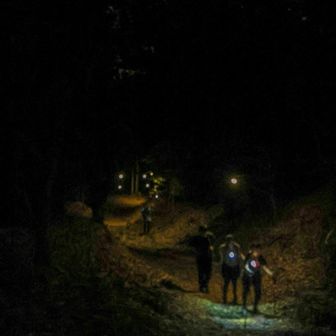 下りも辛いわー( >﹏< *)
このあたりから登山口まででも
2回か3回⋯休憩した😑

この写真は夜中1時やけど～
12時くらいに五合目？あたりの人が
多かったです。

23時あたりの🚌で来て～
早朝に下山ってパターンも人気？
朝日🌅も見たかったな🙄