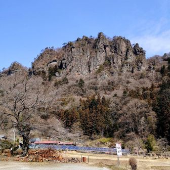 駐車場からの岩櫃山