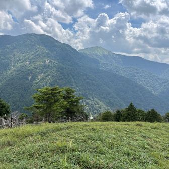 山頂は名の通り丸っこく、360度見渡せます
写真は剣山方面