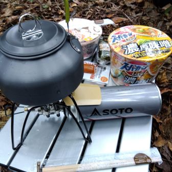 
今回が初デビューのST-310ですよ。


温かいラーメンとうどんをいただけましたよ。
おふじさんが水筒にお湯を準備してくれていたので、食後のコーヒーまで飲めました！


これからは一軍ギアで間違いないですよこれは。


となってくると、次は薄い軽量タイプのテーブルが欲しくなってくるんですよね。
