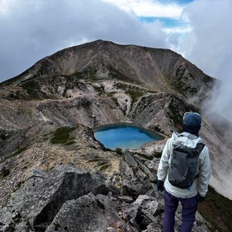 大汝峰と翠ヶ池を見下ろしながら、来た道を戻って行くのだけど、この景色を見ながらだから、ついつい足元への注意がおろそかになりがちになる