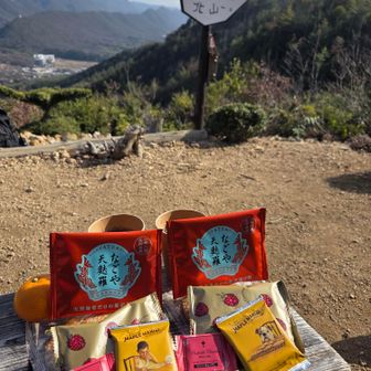 ここらで、ちょっと休んじゃっても良いかな～🎶☕
美味しいスイーツいっぱい🍫🍘🍓