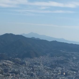 遠望は雲仙の平成新山で普賢岳(1359m)です。
手前は市内の帆場岳505.9m(三ツ山。西峰と本峰と南峰)