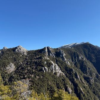 金峰山への稜線。五丈岩も見える