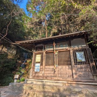 左奥に高座の滝