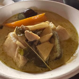 アクチー作
鶏肉🐓、筍、茄子🍆、パプリカ入りグリーンカレー🍲（実は香辛料のセットが約1年賞味期限を過ぎていた🤣）
