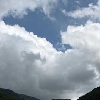 下山あるあるの青空　10人と交差、内ランの方2人　来週は賑やかなラン大会となるのかな。
雨上がりの滑る守門の登山道、ズボンの裾は泥だらけ。無事下山に感謝

青雲岳と網張り鞍部の間、年々尾根がそぎ落ちている感じ。通行注意⚠️