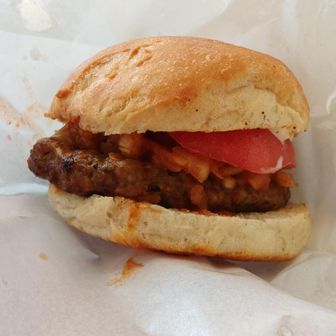 道の駅　「上田　川と道の里」
でランチタイム。

これ「馬鹿バーガー」
ってメニュー
「バカ」じゃなくて「うましかバーガー」やって。
（笑）