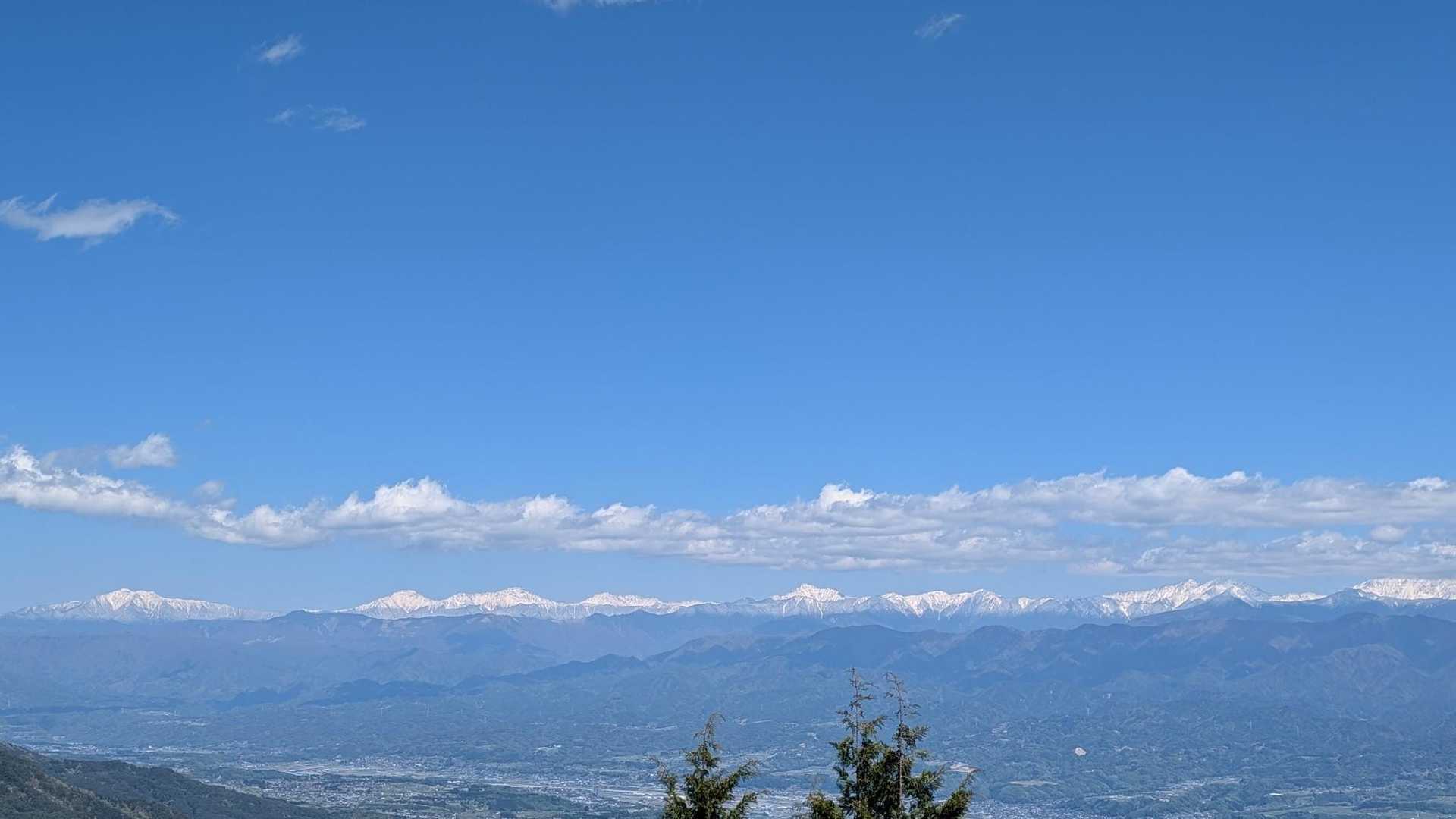 左奥には八ヶ岳も
仙丈ヶ岳、北岳、間ノ岳、農鳥岳、塩見岳、荒川三山に聖岳などなど