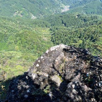 烏帽子岳直下。切れ落ちているところ。
怖くて先に進めません。