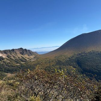 登山道らしき筋が見えます　遠いなぁ〜です🤣