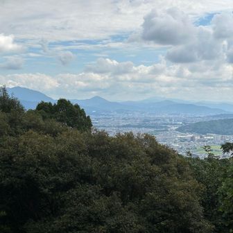先週歩いた古処山が見える