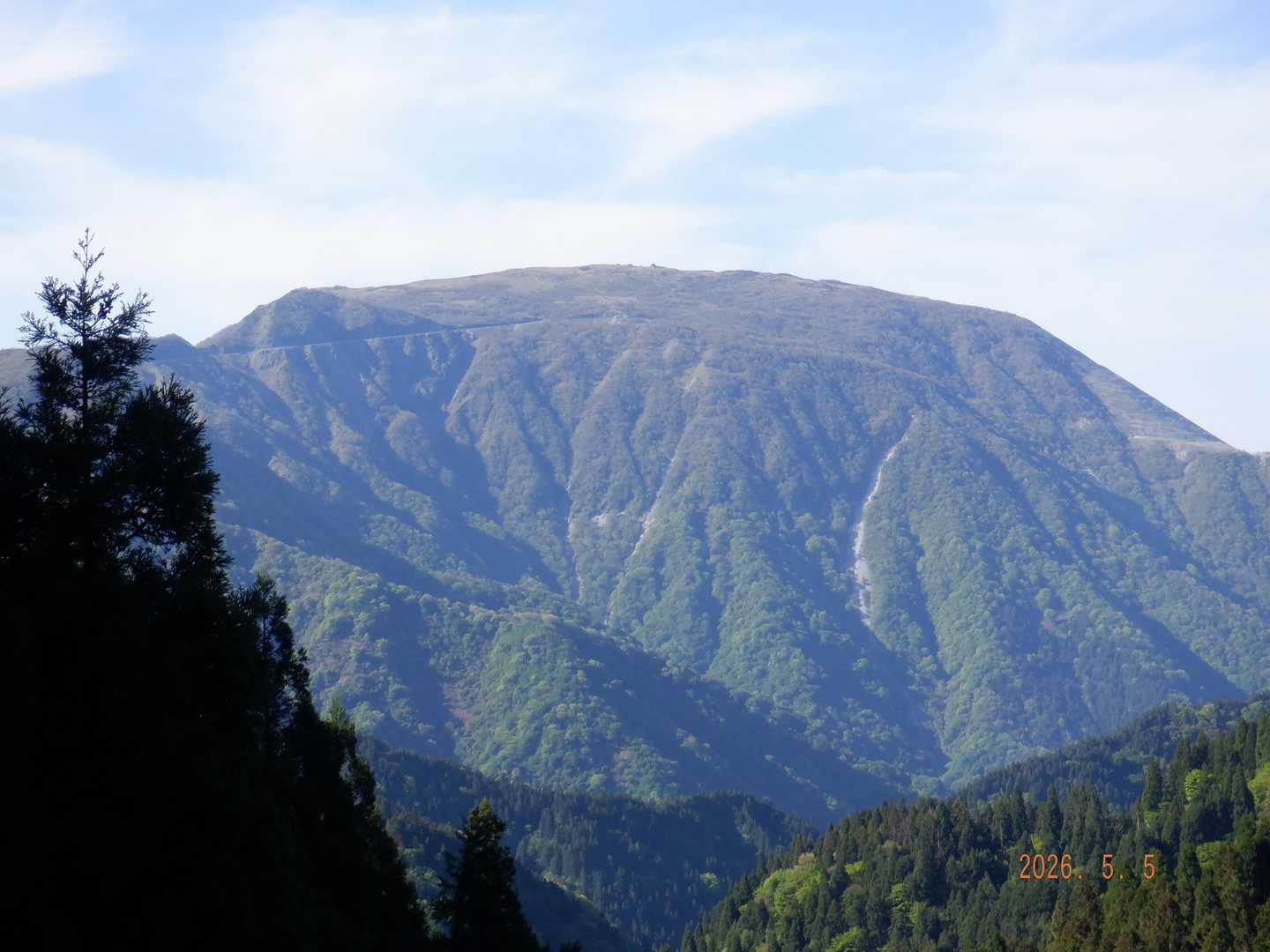 国見峠よりの伊吹山
大きい！