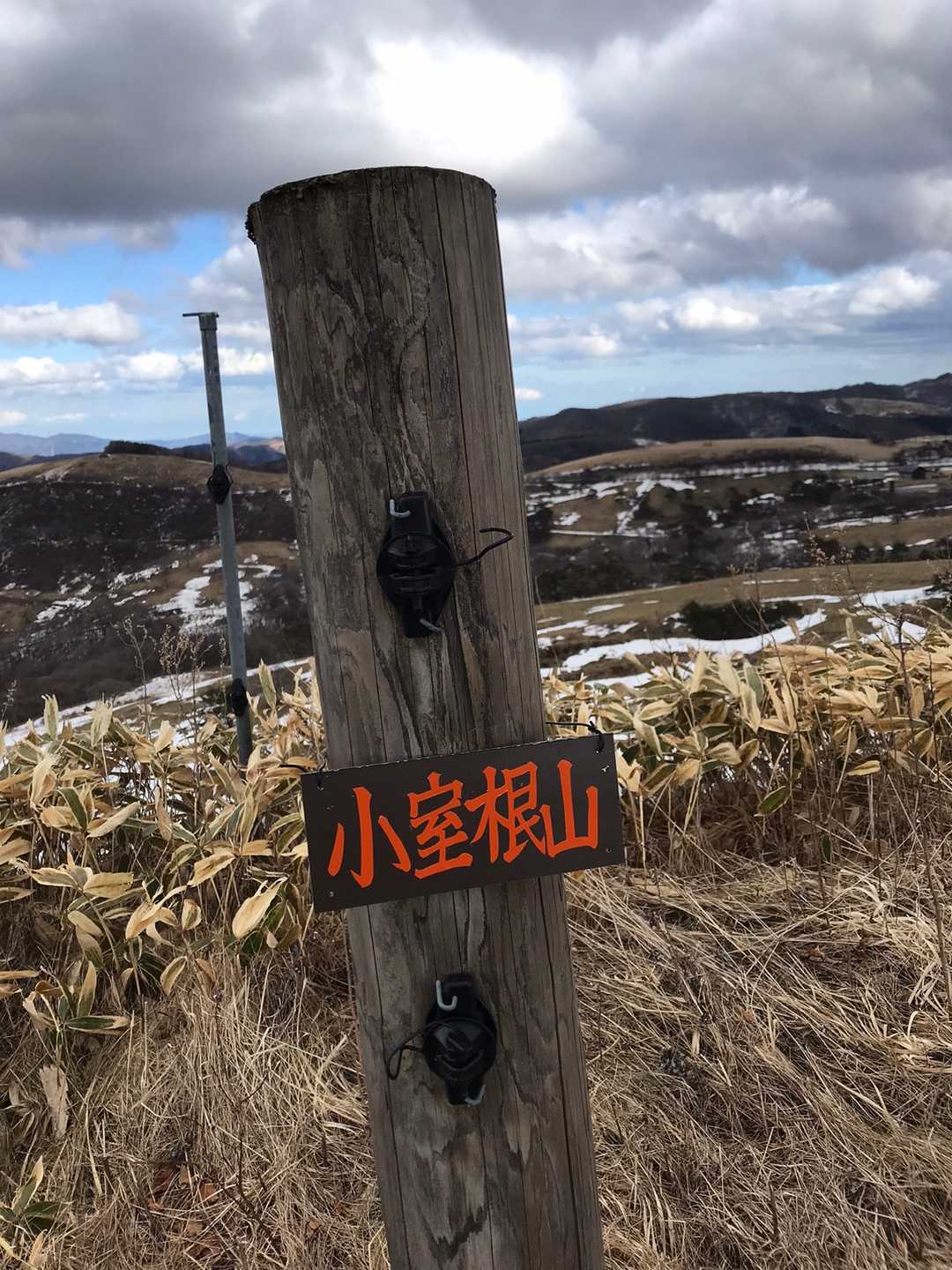 地図上のラウンドマークからはかなり離れたのですがプレート取り付ける場所ここしかなかった。15m離れ