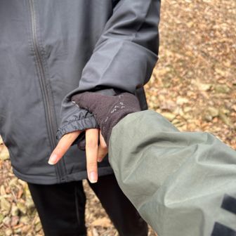 下はもちろん、急下り💦
下りが苦手な次女の手を引いて🫲
ピースは忘れずに✌️

方角真逆だし最初から「恋の木神社」に行こうって言えばよかったのに素直じゃない次女は最初から恋の木神社に行くことをもくろんでたけど