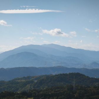 最高所の雄岳山頂に天守が建てられた「まぼろしの天空城」とも呼ばれています。現在は空鉢護法堂が主郭に有る
雄嶽から見たダイトレ
素敵な景色だ☺