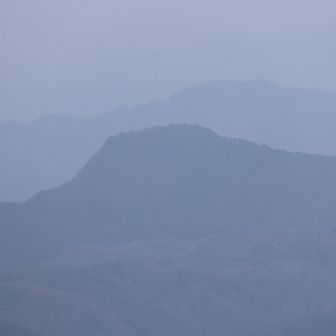 子檀嶺岳と奧に独鈷山