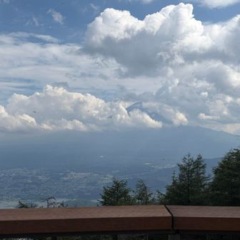 よく見ると雲の向こうに富士山