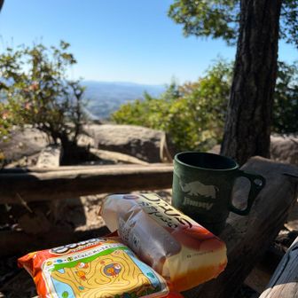 大岩でコーヒータイムしていると....
