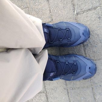 新しく仕入れたローカットシューズ。街歩き中心の想定だけど、トレッキング用ということなので試しに履いてみました。