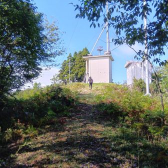 山頂の電波施設が見えてきました