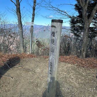 山梨百名山54座目
ここでお昼ごはん🍜