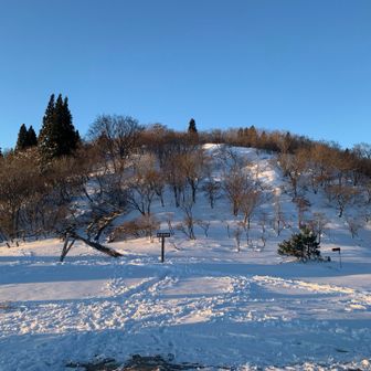 前山。山頂までトレースが無い。金糞峠までワカンで歩く。
山頂からは昨日のツボ足ひとつのトレース。
膝ラッセル大変だったと思う。