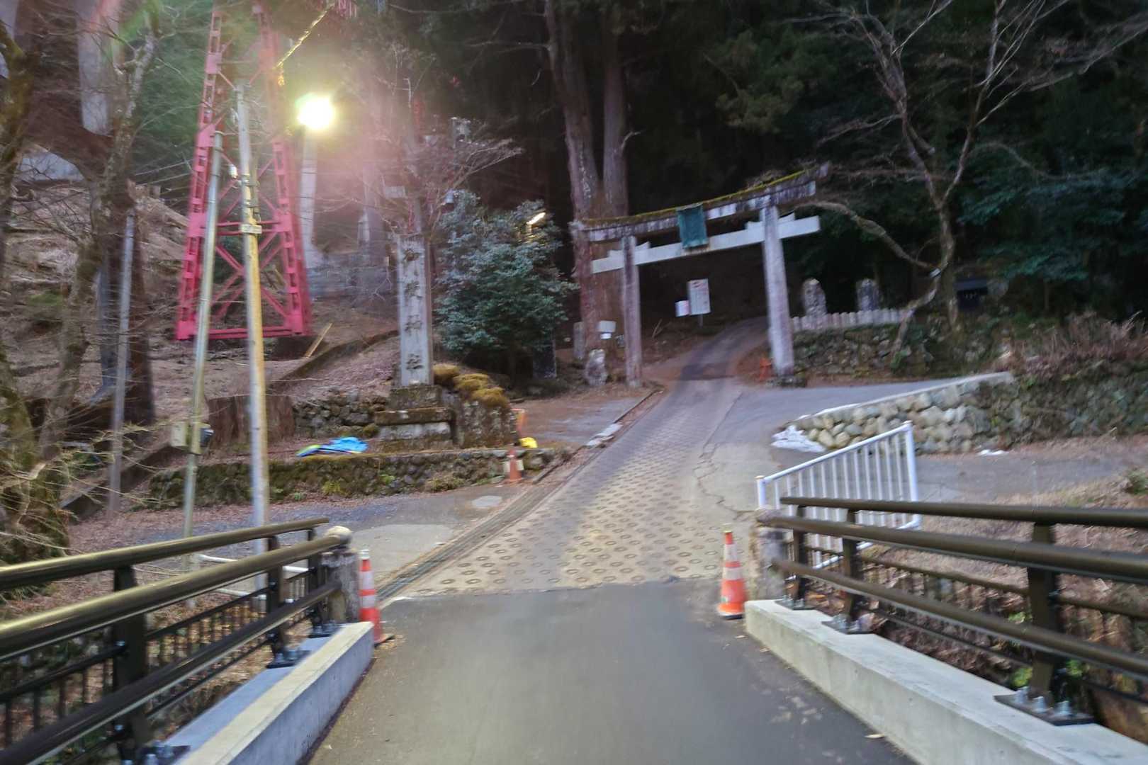 この時間ケーブルカーを稼働していません😅
先輩のリクエストで、参道を歩いて御嶽神社⛩へ向かいます💪