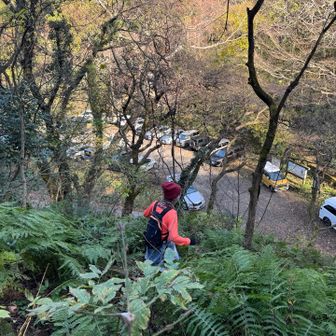 角田山の五ヶ峠登山口に着きました。車が多い！