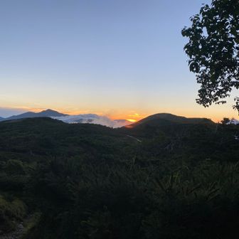 イザルガ岳の横に太陽が見えてます