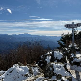 守屋山東峰到着。
南アルプスが見えます。