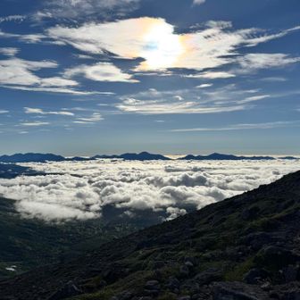 東大雪の山々が雲海の上に
