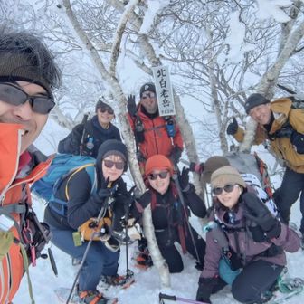 先行された
6人パーティーに追いつき

ご挨拶しながら

集合写真に
混ぜていただきました。


雌阿寒岳登山口で
お話したことのある
パーニョンさん

共通のお知り合いYAMAPerさんがいる
🐸　Kanaさん
🌲　たいちさん


下山時にお話して
気づきましたが
何と！2月に
南ペトウトル山でスライド
お話もしていた御三方！
さっちさん
まちまちさん
めーさん

皆さん
何かしらの
御縁がある方々でした。

嬉しい
出逢いと
再会でした。