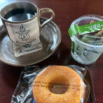 とんすけさんとみっちゃんから頂いた差し入れを、木ノ又小屋のコーヒーをいただきながら堪能しました✌️