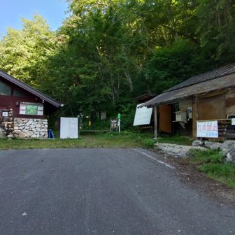 本来の登山口。タクシー降り場から40分位歩きました。