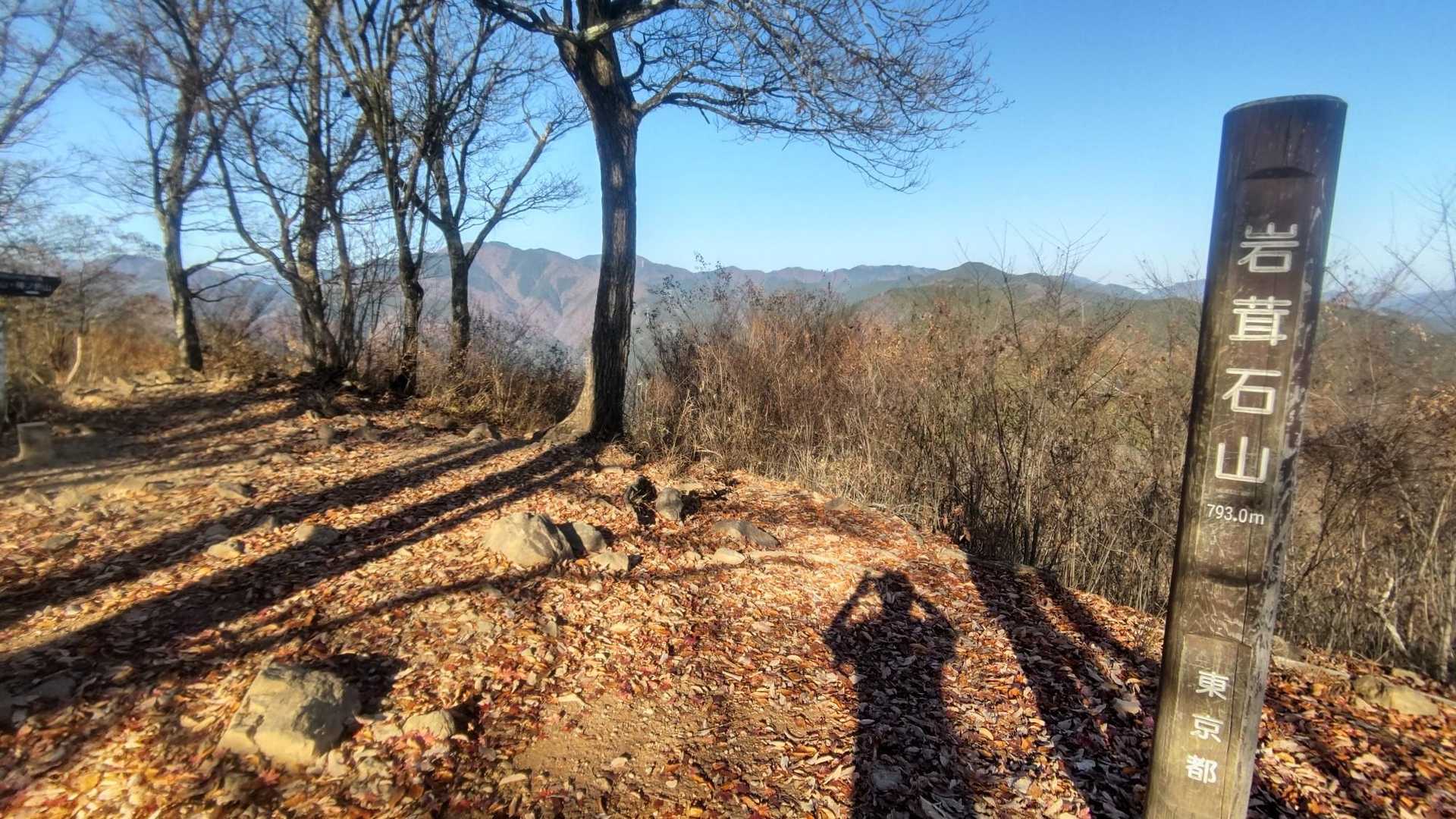 道中、平和だったのでボケ〜っと歩いてたら次の山頂▲
久々に来ましたよ！
人気の山頂もまだガラガラで(*´∀｀*)