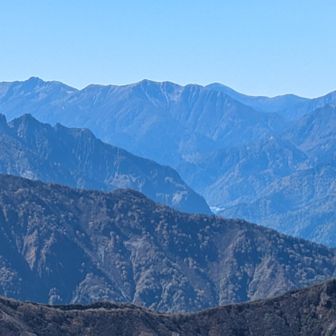 黒部源流エリア
黒部五郎、赤牛、水晶、鷲羽
真ん中には黒部湖。お隣で休憩していた方が見つけてくれました